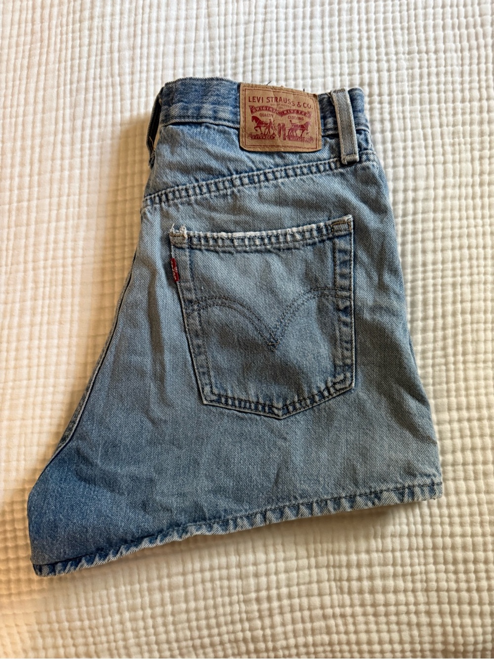 Levi’s High Waisted Mom Jeans Light Wash Denim Size 30 Vintage Style